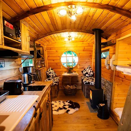 אכסניה Burtree Country House, Tipi's, Treehouse & & House With Hot Tubs In A Private Garden *
