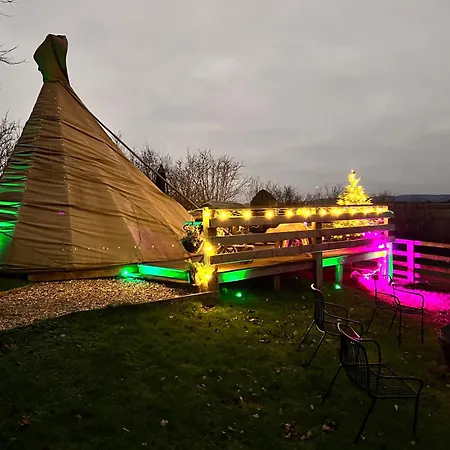 אכסניה Burtree Country House, Tipi's, Treehouse & & House With Hot Tubs In A Private Garden ת'ירסק