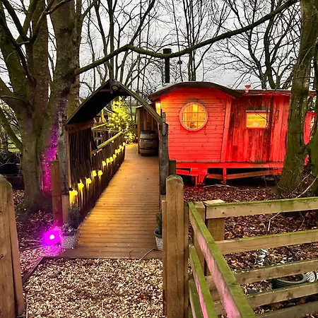 אכסניה Burtree Country House, Tipi's, Treehouse & & House With Hot Tubs In A Private Garden