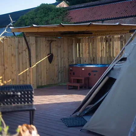 Burtree Country House, Tipi's, Treehouse & & House With Hot Tubs In A Private Garden אכסניה ת'ירסק