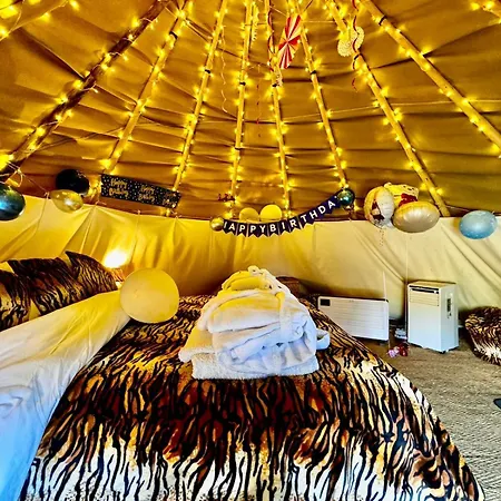 Burtree Country House, Tipi's, Treehouse & & House With Hot Tubs In A Private Garden אכסניה