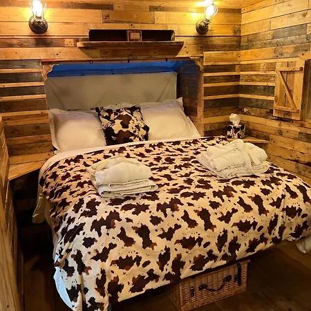 אכסניה Burtree Country House, Tipi's, Treehouse & & House With Hot Tubs In A Private Garden ת'ירסק