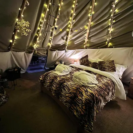 אכסניה Burtree Country House, Tipi's, Treehouse & & House With Hot Tubs In A Private Garden