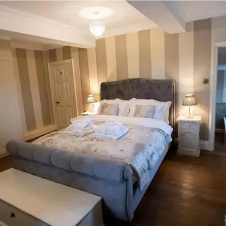 Burtree Country House, Tipi's, Treehouse & & House With Hot Tubs In A Private Garden אכסניה *