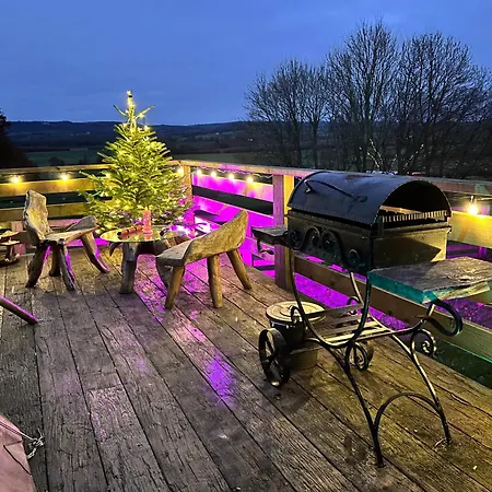 Burtree Country House, Tipi's, Treehouse & & House With Hot Tubs In A Private Garden אכסניה ת'ירסק