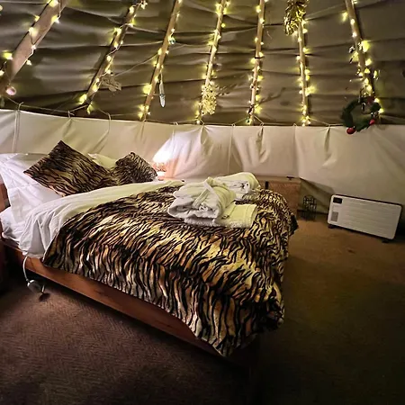 Burtree Country House, Tipi's, Treehouse & & House With Hot Tubs In A Private Garden