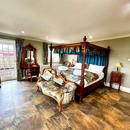אכסניה Burtree Country House, Tipi's, Treehouse & & House With Hot Tubs In A Private Garden ת'ירסק