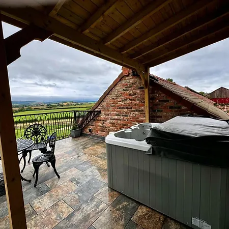 Burtree Country House, Tipi's, Treehouse & & House With Hot Tubs In A Private Garden *