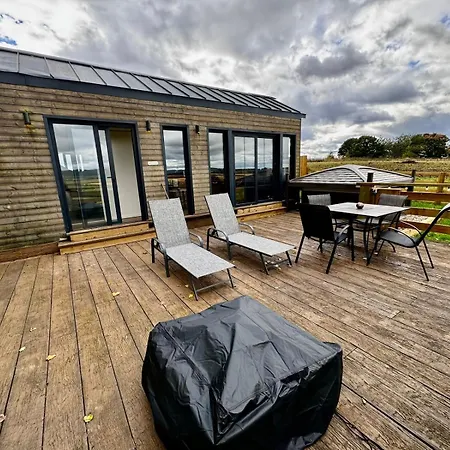 Burtree Country House, Tipi's, Treehouse & & House With Hot Tubs In A Private Garden *