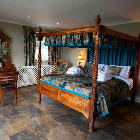 Burtree Country House, Tipi's, Treehouse & & House With Hot Tubs In A Private Garden