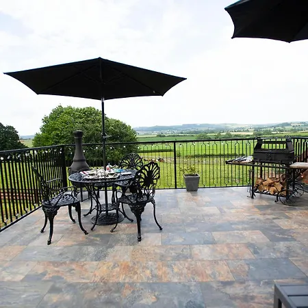 Burtree Country House, Tipi's, Treehouse & & House With Hot Tubs In A Private Garden