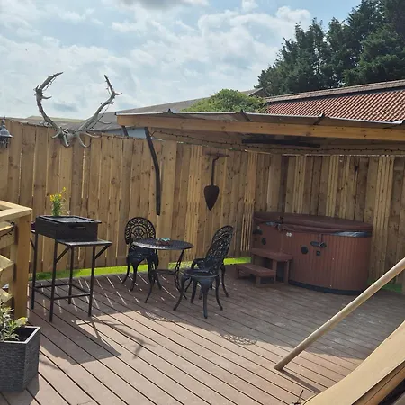Burtree Country House, Tipi's, Treehouse & & House With Hot Tubs In A Private Garden *