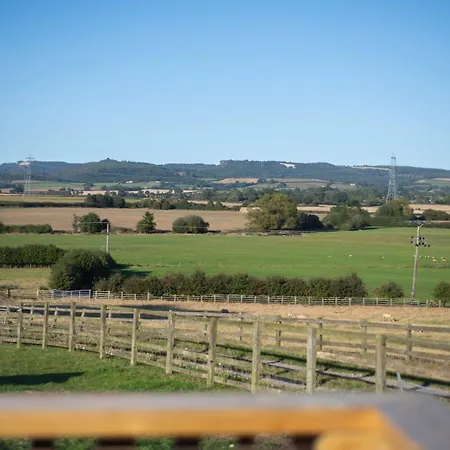 Burtree Country House, Tipi's, Treehouse & & House With Hot Tubs In A Private Garden אכסניה *