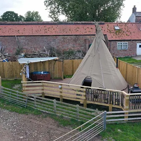 אכסניה Burtree Country House, Tipi's, Treehouse & & House With Hot Tubs In A Private Garden