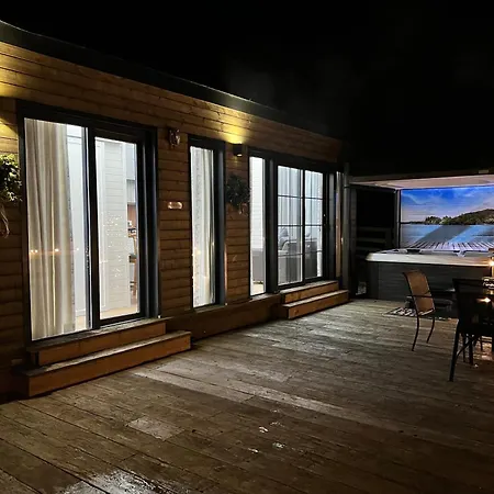 אכסניה Burtree Country House, Tipi's, Treehouse & & House With Hot Tubs In A Private Garden ת'ירסק