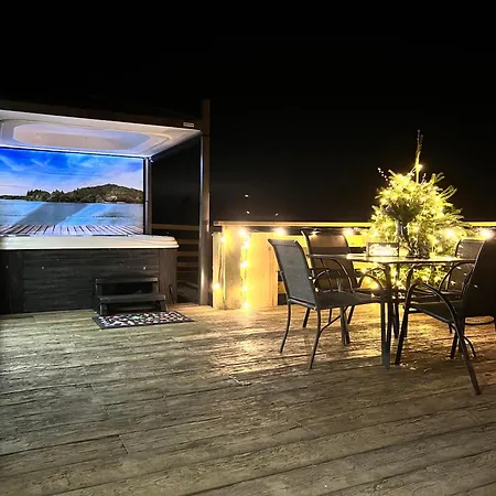 אכסניה Burtree Country House, Tipi's, Treehouse & & House With Hot Tubs In A Private Garden