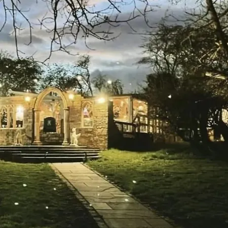 אכסניה Burtree Country House, Tipi's, Treehouse & & House With Hot Tubs In A Private Garden *