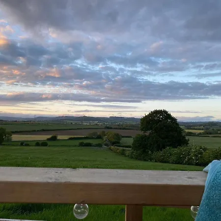 Burtree Country House, Tipi's, Treehouse & & House With Hot Tubs In A Private Garden *