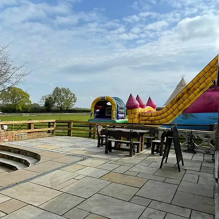 Burtree Country House, Tipi's, Treehouse & & House With Hot Tubs In A Private Garden *