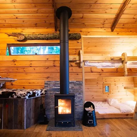 אכסניה Burtree Country House, Tipi's, Treehouse & & House With Hot Tubs In A Private Garden *
