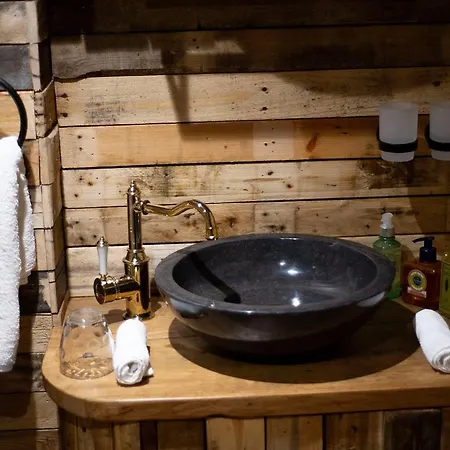 אכסניה Burtree Country House, Tipi's, Treehouse & & House With Hot Tubs In A Private Garden *