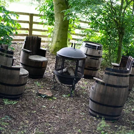 Burtree Country House, Tipi's, Treehouse & & House With Hot Tubs In A Private Garden