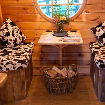 אכסניה Burtree Country House, Tipi's, Treehouse & & House With Hot Tubs In A Private Garden ת'ירסק