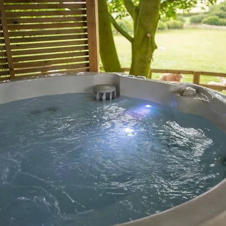 Burtree Country House, Tipi's, Treehouse & & House With Hot Tubs In A Private Garden