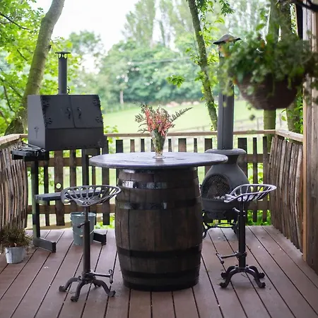 אכסניה Burtree Country House, Tipi's, Treehouse & & House With Hot Tubs In A Private Garden *