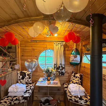 Burtree Country House, Tipi's, Treehouse & & House With Hot Tubs In A Private Garden אכסניה