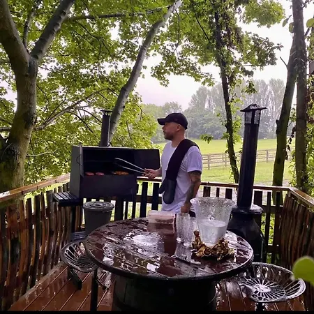 Burtree Country House, Tipi's, Treehouse & & House With Hot Tubs In A Private Garden