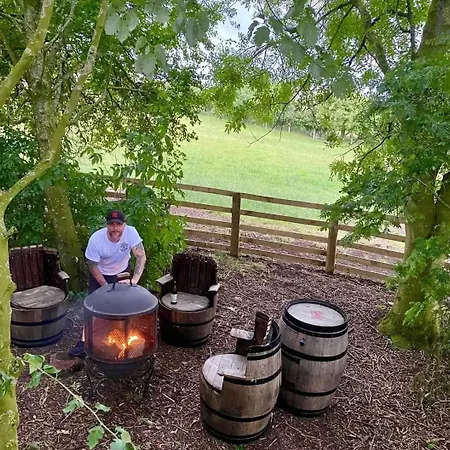 אכסניה Burtree Country House, Tipi's, Treehouse & & House With Hot Tubs In A Private Garden