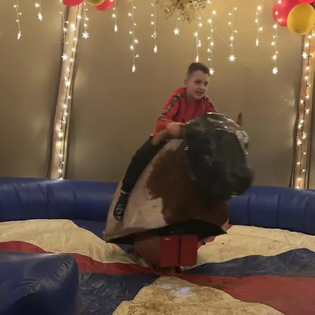 Burtree Country House, Tipi's, Treehouse & & House With Hot Tubs In A Private Garden Thirsk