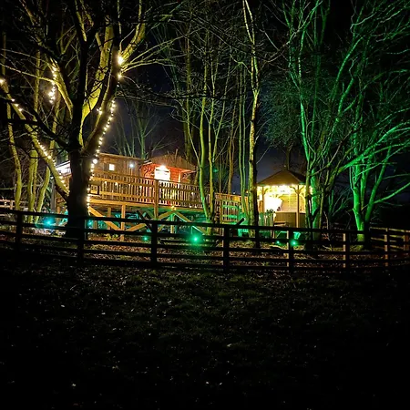 אכסניה Burtree Country House, Tipi's, Treehouse & & House With Hot Tubs In A Private Garden