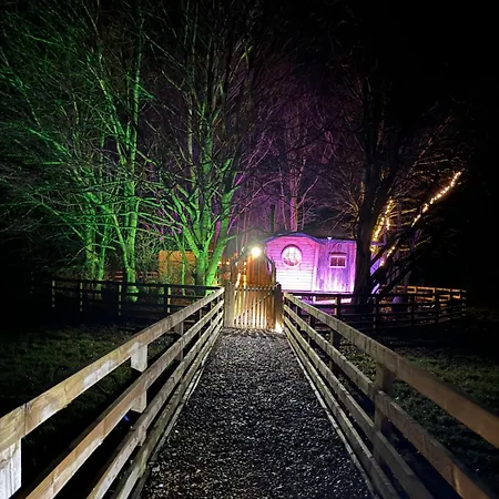 אכסניה Burtree Country House, Tipi's, Treehouse & & House With Hot Tubs In A Private Garden *