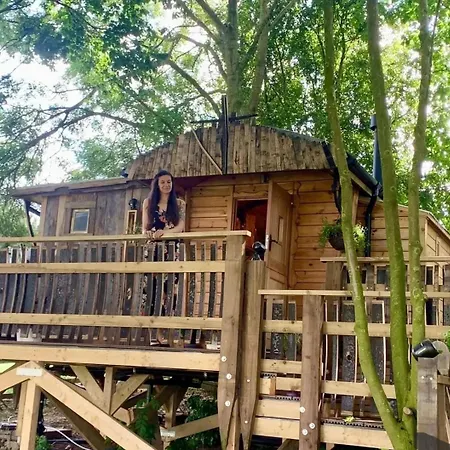 אכסניה Burtree Country House, Tipi's, Treehouse & & House With Hot Tubs In A Private Garden *