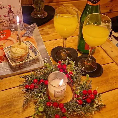 Burtree Country House, Tipi's, Treehouse & & House With Hot Tubs In A Private Garden *