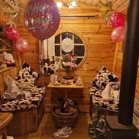 Burtree Country House, Tipi's, Treehouse & & House With Hot Tubs In A Private Garden