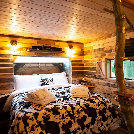 Burtree Country House, Tipi's, Treehouse & & House With Hot Tubs In A Private Garden אכסניה *