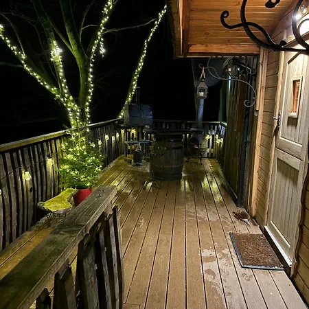 אכסניה Burtree Country House, Tipi's, Treehouse & & House With Hot Tubs In A Private Garden