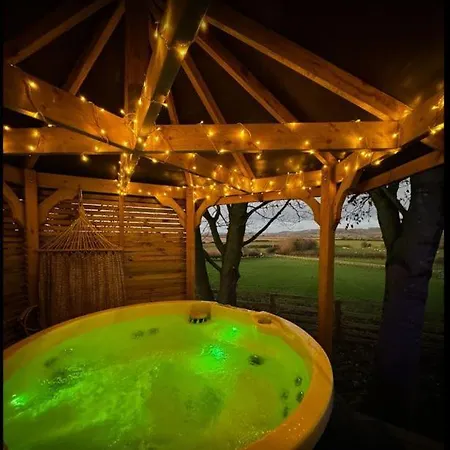 אכסניה Burtree Country House, Tipi's, Treehouse & & House With Hot Tubs In A Private Garden *