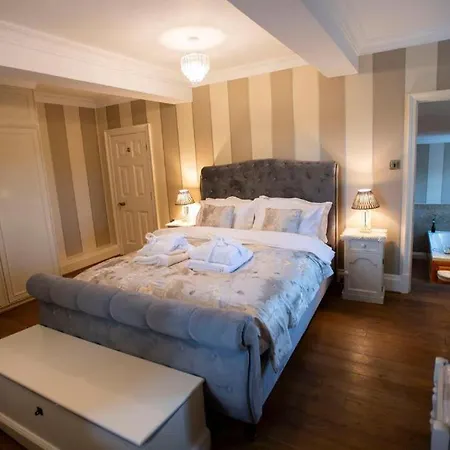 Burtree Country House, Tipi's, Treehouse & & House With Hot Tubs In A Private Garden אכסניה *