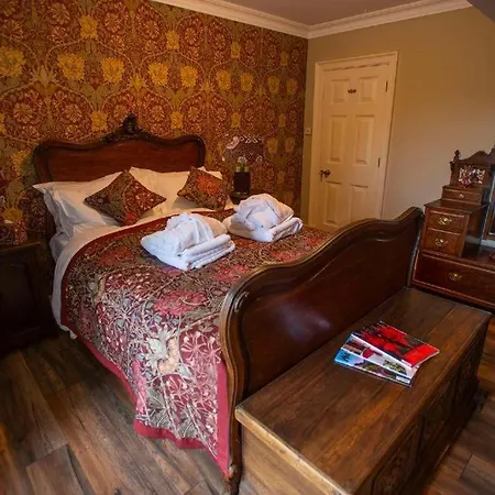 Burtree Country House, Tipi's, Treehouse & & House With Hot Tubs In A Private Garden