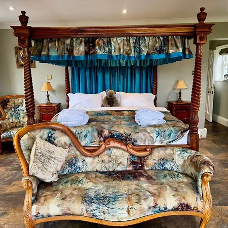 Burtree Country House, Tipi's, Treehouse & & House With Hot Tubs In A Private Garden *