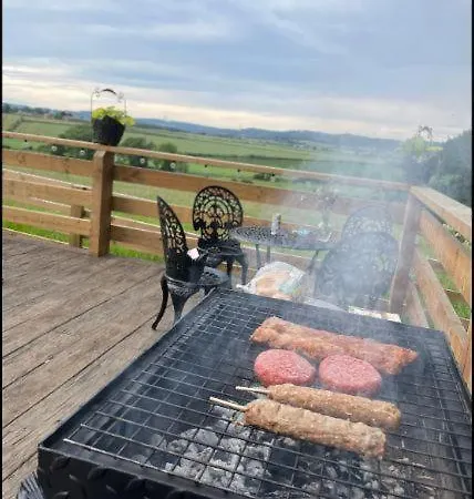 Lodge Burtree Country House, Tipi's, Treehouse & & House With Hot Tubs In A Private Garden *