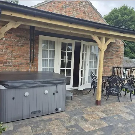 Burtree Country House, Tipi's, Treehouse & & House With Hot Tubs In A Private Garden Lodge