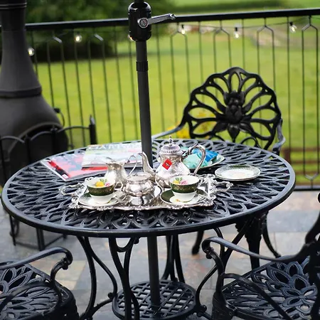 Burtree Country House, Tipi's, Treehouse & & House With Hot Tubs In A Private Garden *