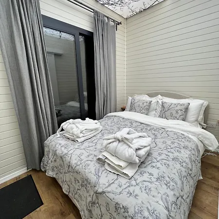 Burtree Country House, Tipi's, Treehouse & & House With Hot Tubs In A Private Garden Lodge