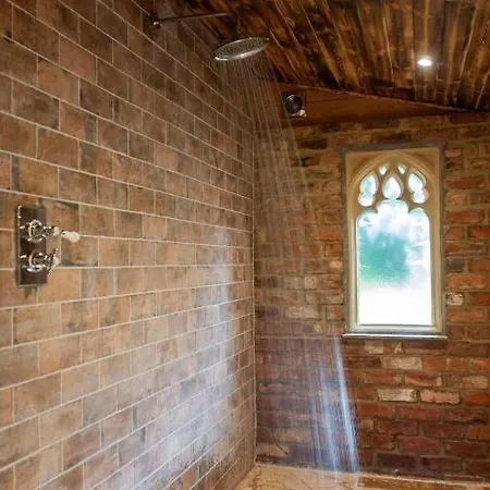 Burtree Country House, Tipi's, Treehouse & & House With Hot Tubs In A Private Garden Thirsk