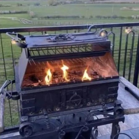 Burtree Country House, Tipi's, Treehouse & & House With Hot Tubs In A Private Garden * Thirsk